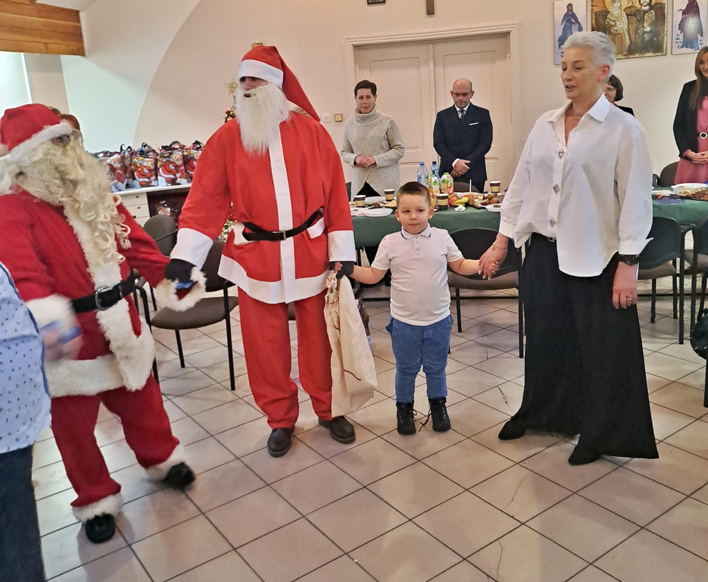 Wspólne kolędowanie i prezenty od Mikołaja