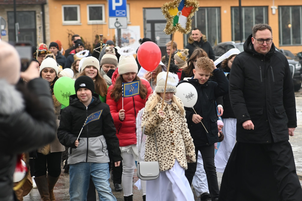 Orszakowy korowód z Pułtuskiej do kościoła