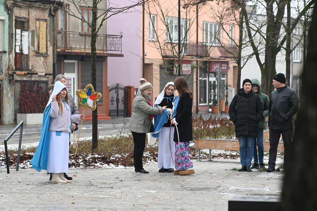 Orszakowy korowód z Pułtuskiej do kościoła