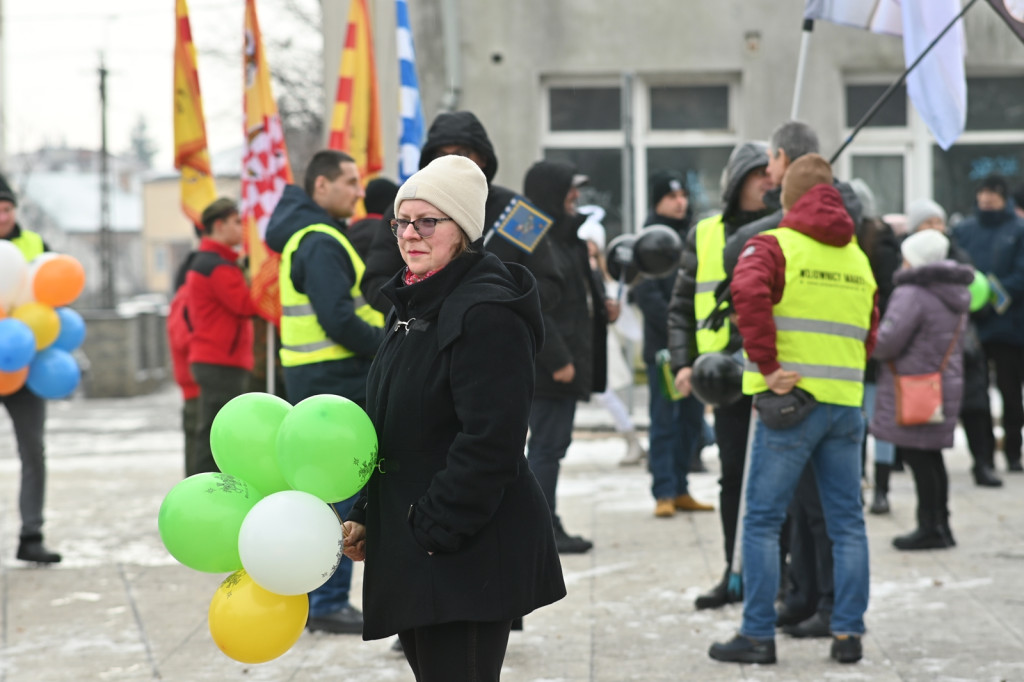 Orszakowy korowód z Pułtuskiej do kościoła