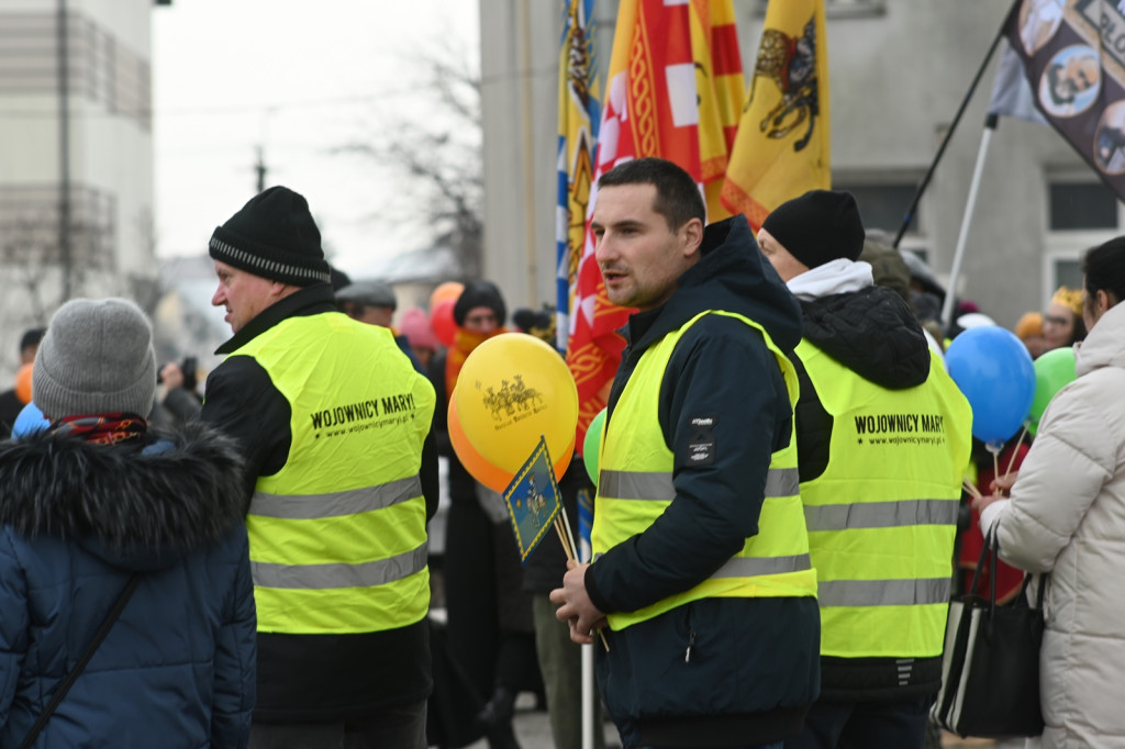 Orszakowy korowód z Pułtuskiej do kościoła