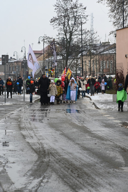 Orszakowy korowód z Pułtuskiej do kościoła