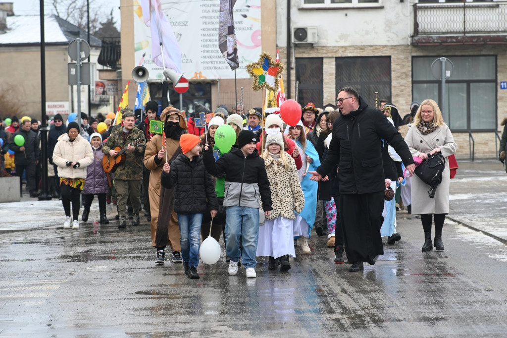 Orszakowy korowód z Pułtuskiej do kościoła