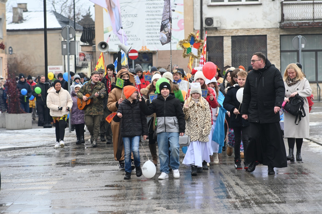 Orszakowy korowód z Pułtuskiej do kościoła