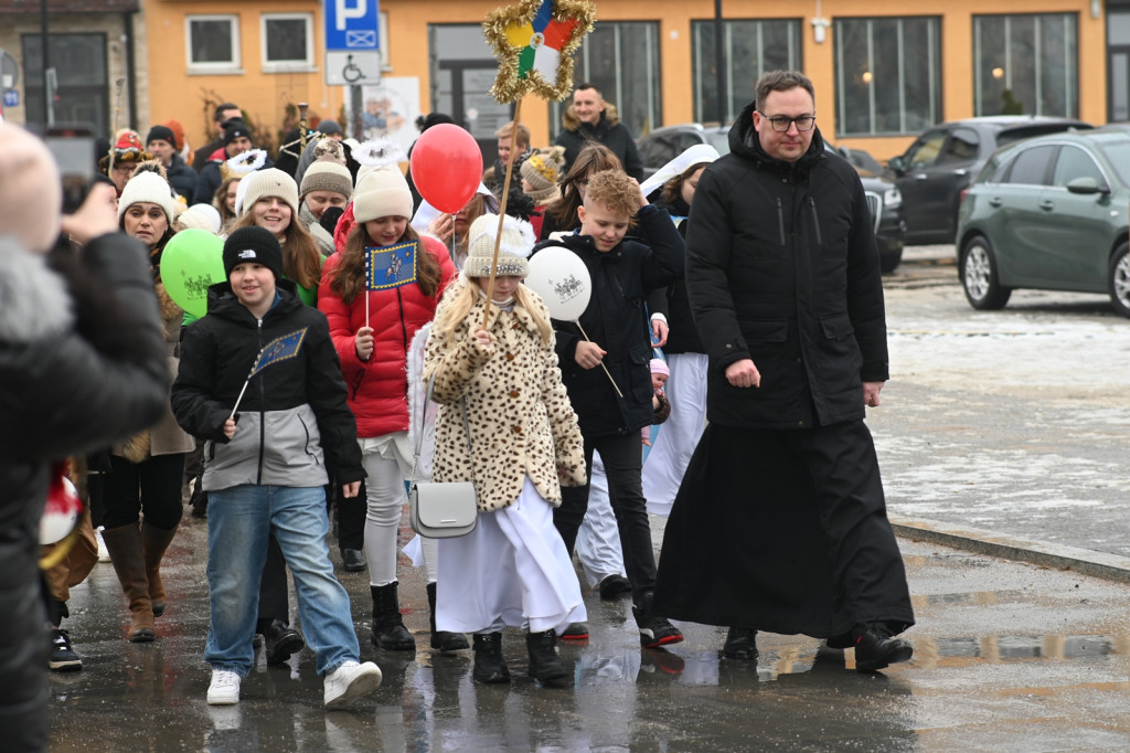 Orszakowy korowód z Pułtuskiej do kościoła