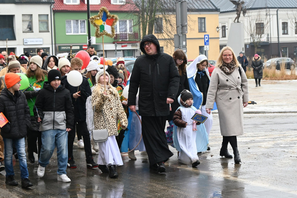 Orszakowy korowód z Pułtuskiej do kościoła