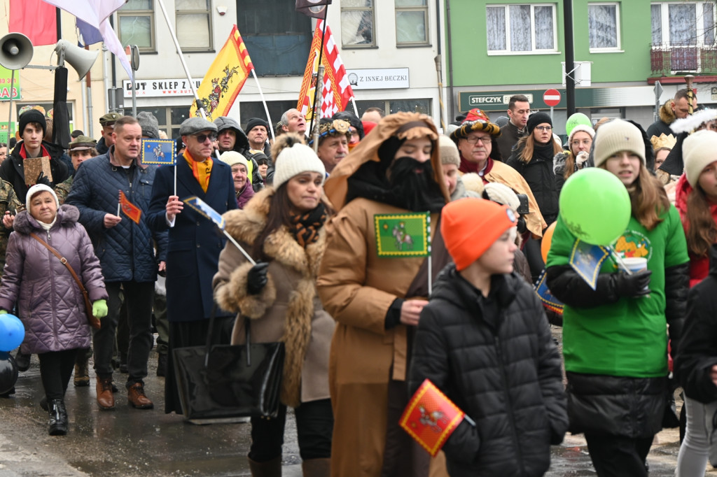 Orszakowy korowód z Pułtuskiej do kościoła