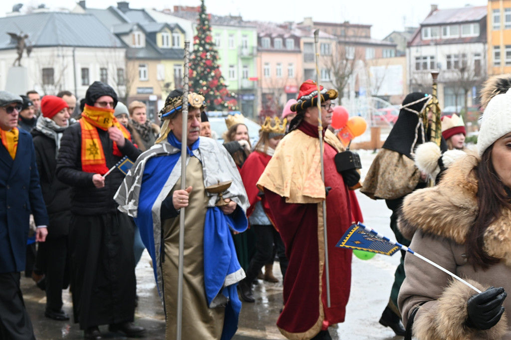 Orszakowy korowód z Pułtuskiej do kościoła