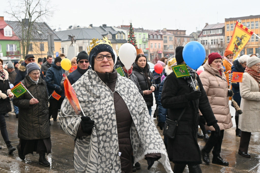 Orszakowy korowód z Pułtuskiej do kościoła