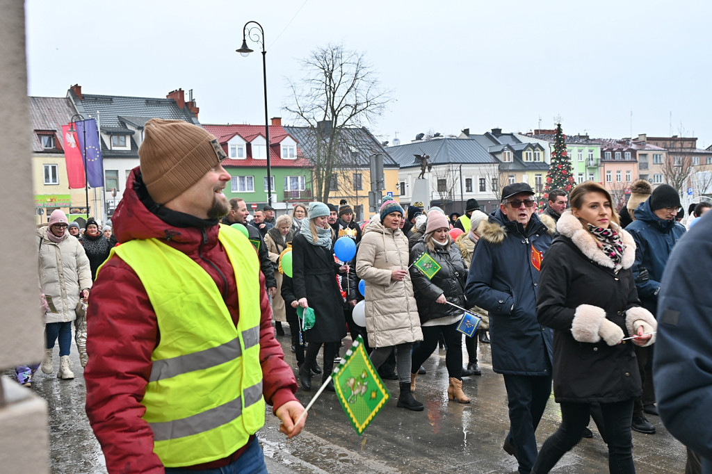 Orszakowy korowód z Pułtuskiej do kościoła