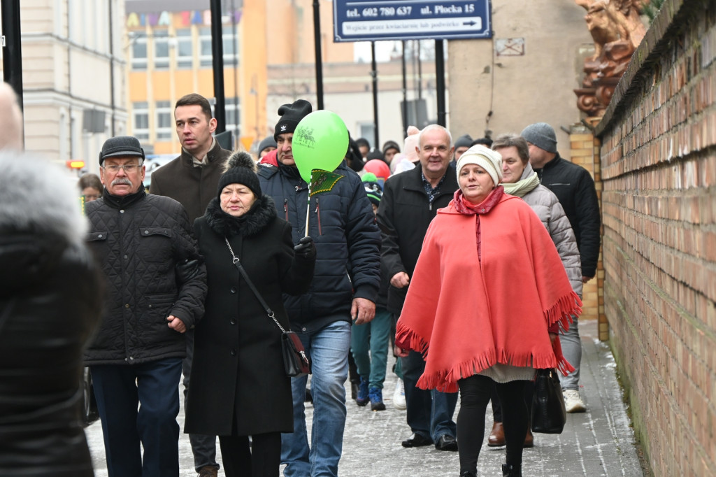 Orszakowy korowód z Pułtuskiej do kościoła