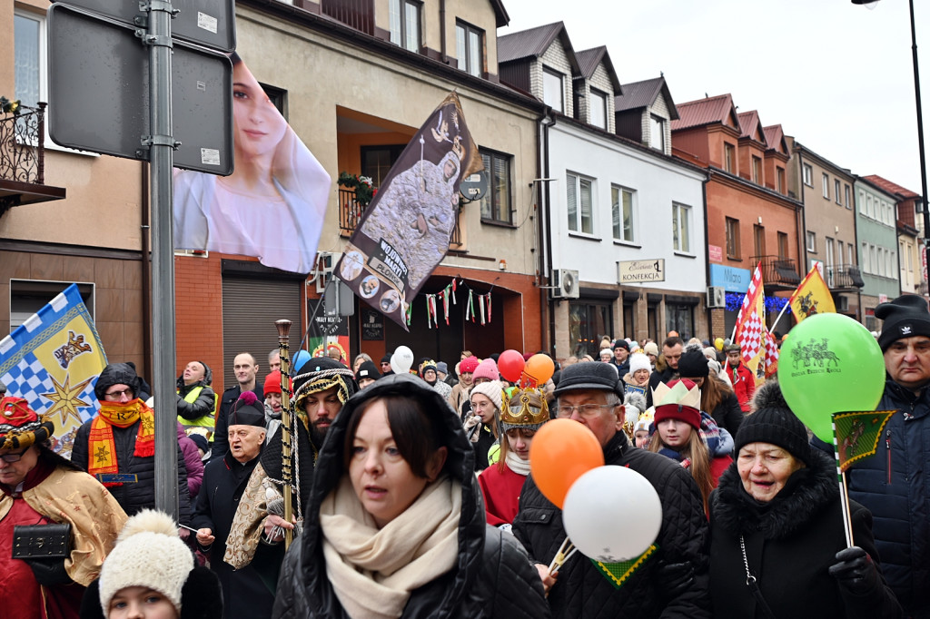 Orszakowy korowód z Pułtuskiej do kościoła