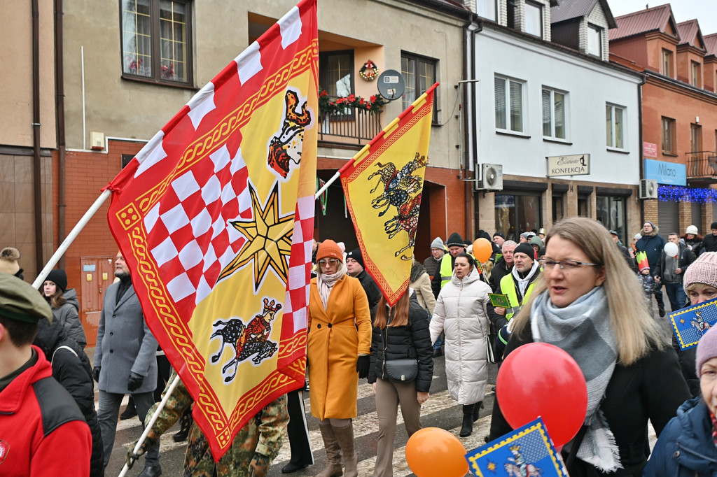 Orszakowy korowód z Pułtuskiej do kościoła