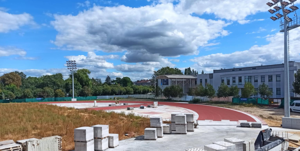 Na placu budowy płońskiego stadionu
