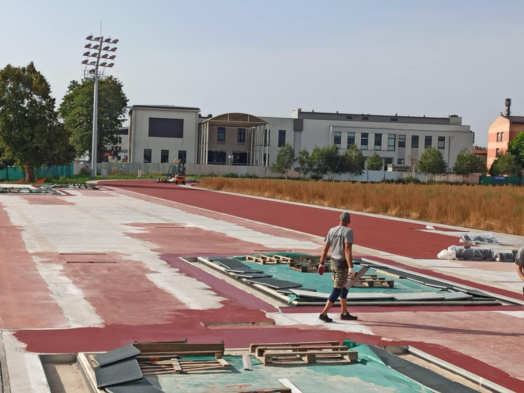 Na placu budowy płońskiego stadionu