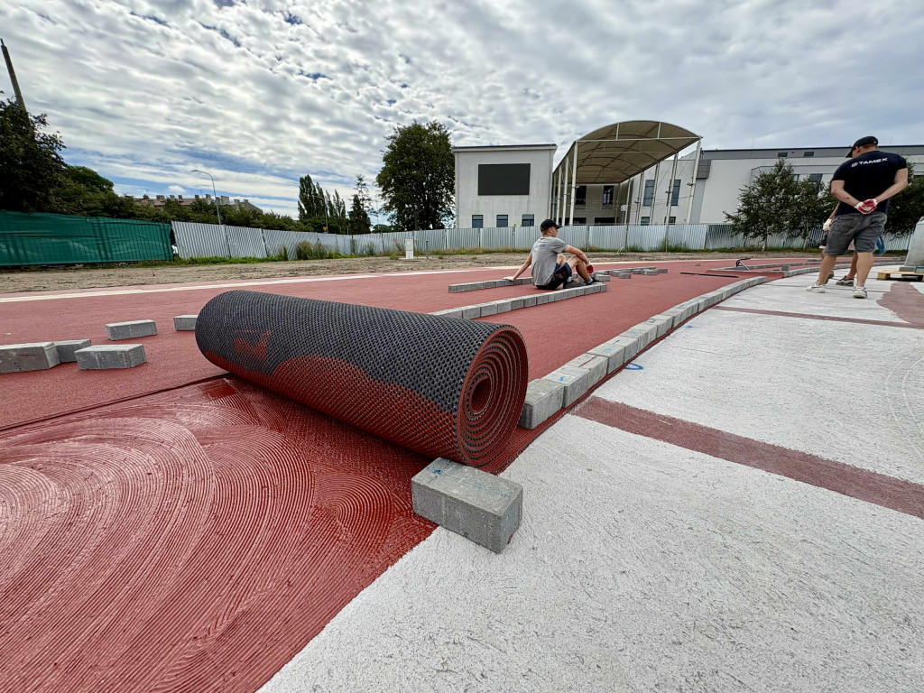 Na placu budowy płońskiego stadionu