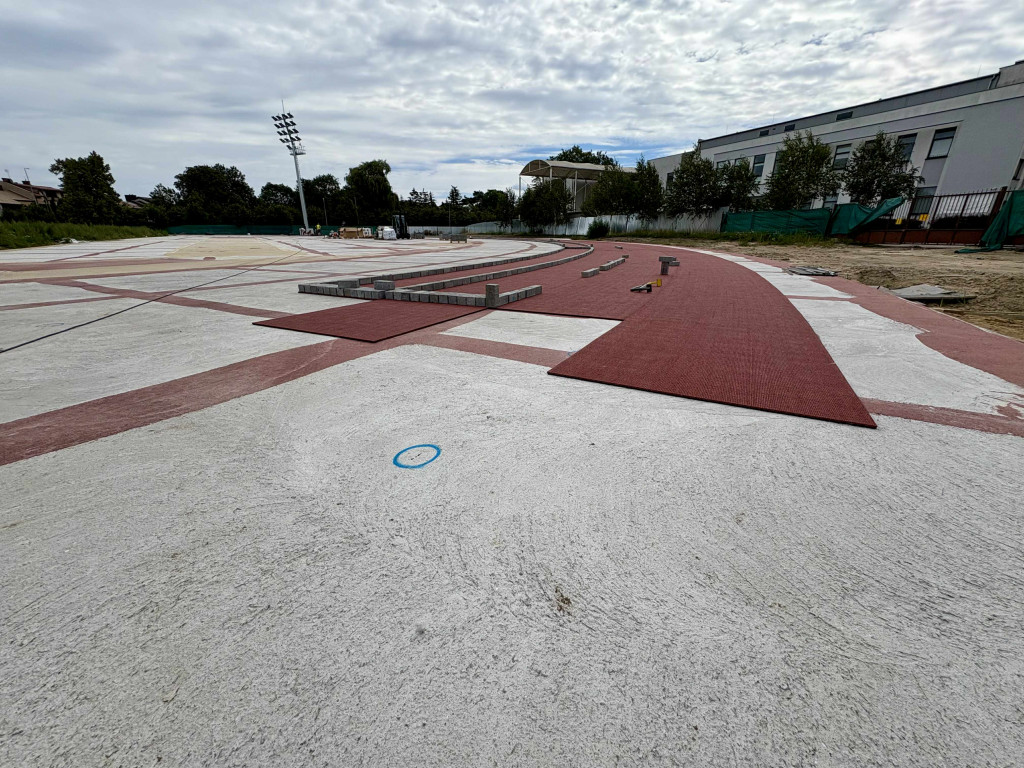 Na placu budowy płońskiego stadionu