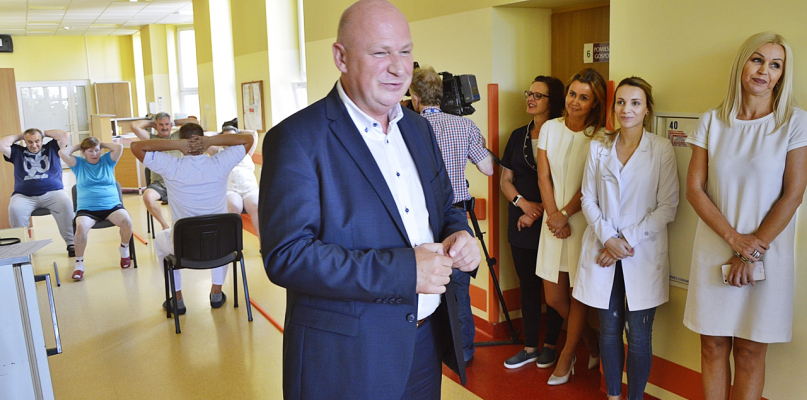 Dyrektor Paweł Obermeyer z personelem naszej szpitalnej diabetologii. W tle ćwiczenia prowadzone przez fizjoterapeutę z pacjentami oddziału [Foto: DT]