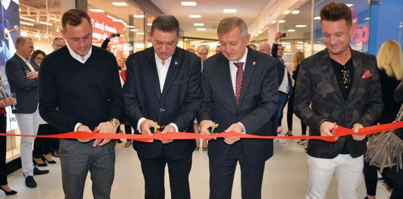 Moment symbolicznego przecięcia wstęgi do nowo otwartego pasażu handlowego. Na zdjęciu przedstawiciele spółki TL4 Sp. z o.o.: Adam i Szymon Guzowscy oraz burmistrz Płońska Andrzej Pietrasik i starosta Andrzej Stolpa [Foto: Iwona Rydzewska]