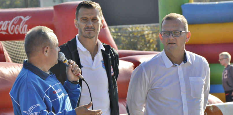 Otwarcie charytatywnej imprezy dla Mirka Zielenieckiego. Od lewej: Jarek Jeznach, Mariusz Unierzyski i Waldemar Senderski [Foto: DT]