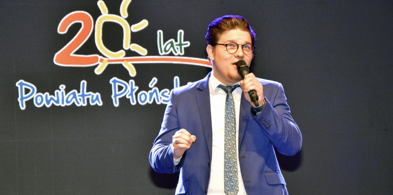 Okolicznościową piosenkę w sam raz na 20 urodziny, która otworzyła jubileuszowy koncert, zaśpiewał Kryspin Dawidko [Foto: DT]