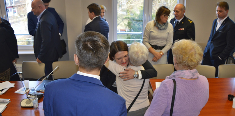 Starosta Elżbieta Wiśniewska w przerwie obrad I sesji nowej kadencji odbierała gratulacje [Foto: DT] 