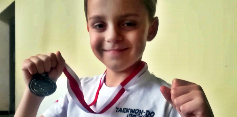 Aleksander Romanowski prezentuje swój medal zdobyty w zawodach PP [Foto: zbiory klubowe]