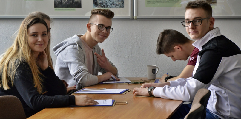 Młodzież oczekująca na tematyczny wykład odbywający się podczas Targów Edukacyjnych na Poświętnem [Foto: DT]