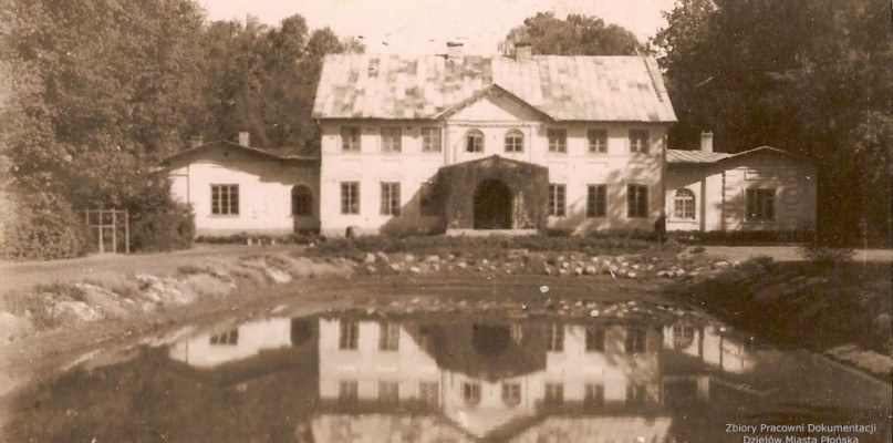 Zabytkowy pałac w czasach swej świetności. Dziś popada w ruinę 