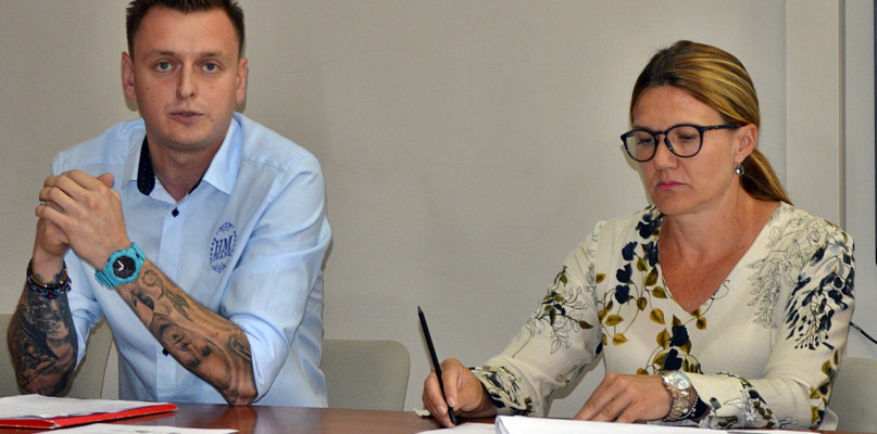 Starosta płoński Elżbieta Wiśniewska i Hubert Kalman z firmy HM Trans. Na mocy nowej umowy warunki na realizację transportowego zadania są, jak podkreślali uczestnicy konferencji, korzystniejsze dla powiatu od tych, które obowiązywały do tej pory [Foto: Dawid Turowiecki]