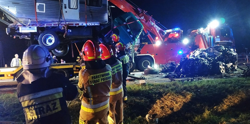 W godzinach wieczornych ciężarówkę podźwignięto z roztrzaskanego audi [Foto: OSP Dziektarzewo]