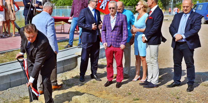 Burmistrz na dobry początek drogowych robót. Wśród gości nie zabrakło m.in. parlamentarzystów z okręgu płocko-ciechanowskiego [Foto: UM w Płońsku] 