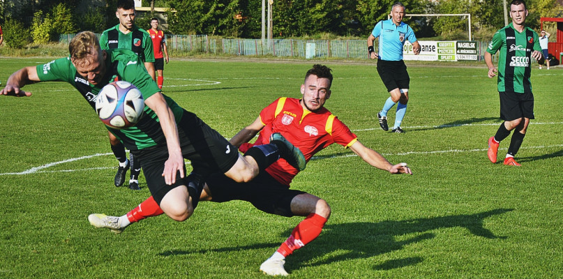 Na boisku w Nasielsku działo się co nie miara. O piłkę walczy Bartek Gołaszewski [Foto: KRED]