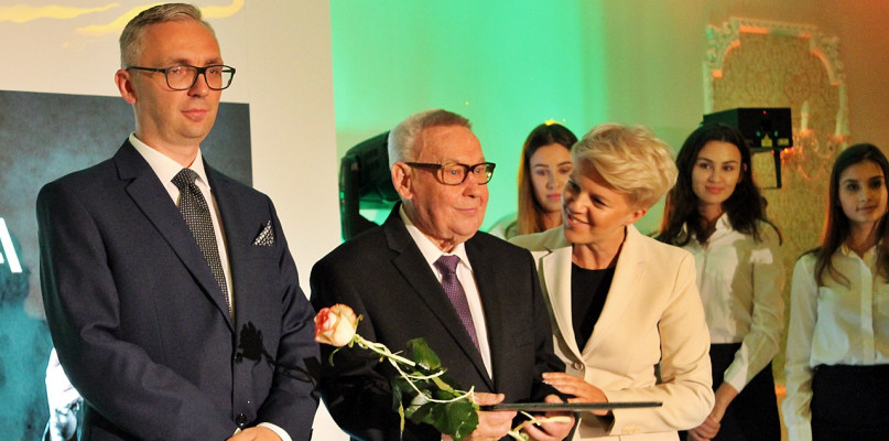 Od lewej: Piotr Pniewski, prezes Zarządu Banku Spółdzielczego w Raciążu, Kazimierz Miklewski, przewodniczący Rady Nadzorczej i Dorota Sztylc reprezentująca Spółdzielczą Grupę Bankową, dyrektor Departamentu Współpracy z Bankami Spółdzielczymi i Organizacji [Foto: Dawid Ziółkowski]