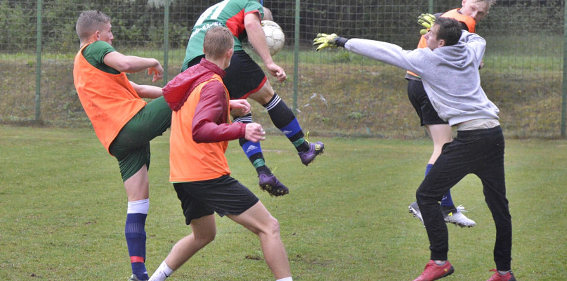 Pogoda nie stanowiła przeszkody dla piłkarzy, którzy toczyli zaciekłą rywalizację na boisku w Karolinowie o Puchar Wójta Gminy Załuski [Foto: Krystian Jobski]