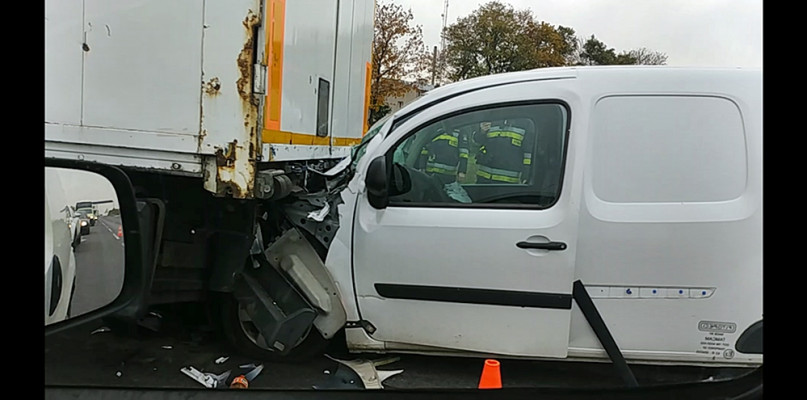 Patrzac na zdjęcie, można powiedzieć, że kierowca renault kangoo miał dużo szczęścia, że nic mu się nie stało [Foto: Adrian Zieliński]