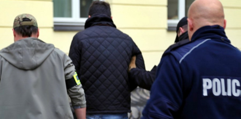 Dzisiaj zostaną przeprowadzone czynności procesowe z udziałem 20-latka z Płońska, a prokurator zadecyduje o kwalifikacji prawnej czynu. Jeżeli mężczyzna usłyszy zarzut dotyczący fałszywego zawiadomienia o zagrożeniu życia lub zdrowia wielu osób może mu grozić kara do 8 lat pozbawienia wolności [FOTO: Komenda Stołeczna Policji]