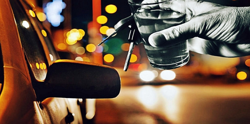 19-latek najpierw spał za kierownicą, a po przebudzeniu usiadł obok auta...