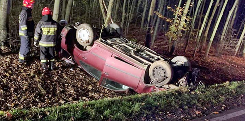 W skodzie 18-latki wystrzeliła opona. Auto dachowało i uderzyło w drzewo