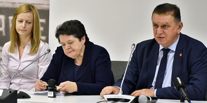 Z piątkowej konferencji prasowej w ratuszu. - Zdecydowaliśmy skupić się na tych inwestycjach, które trwają, i na które pozyskaliśmy dofinansowanie zewnętrzne - mówi burmistrz Andrzej Pietrasik [Foto: Dawid Turowiecki] 