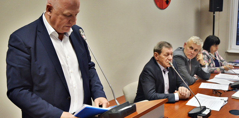 Dyrektor płońskiego szpitala Paweł Obermeyer przedstawił ostatnio radnym powiatowym kilka spraw z obszaru działalności placówki, którą kieruje [Foto: DT]