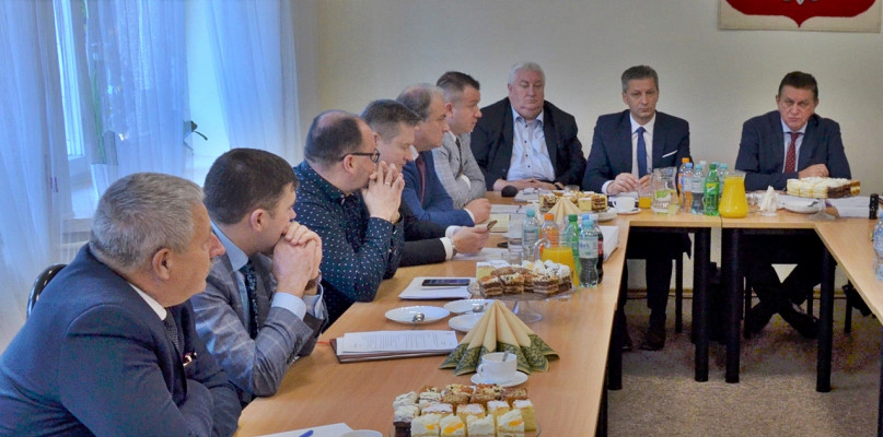 - Apelujemy do rządu RP o podjęcie pilnych i zdecydowanych działań, które będą zmierzać do zapewnienia rekompensaty utraconych przez gminy dochodów oraz zapewnienia źródeł pokrycia rosnących w zatrważającym tempie wydatków budżetowych naszych gmin i miast - czytamy m.in. w stanowisku samorządowców powiatu płońskiego [Foto: FP]