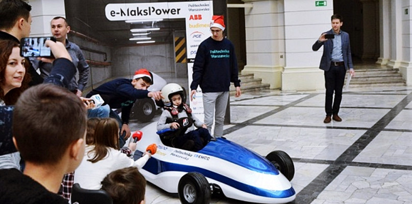 E-MaksPower to projekt elektrycznego bolidu studentów Politechniki Warszawskiej ze sterowaniem dostosowanym dla osób z ograniczonym zakresem ruchu - sterowany joystickiem. W Mikołajki Maks zasiadł w bolidzie i pokazał jego możliwości, wykonując kilka przejazdów po dużej sali politechniki [Foto: Politechnika Warszawska]