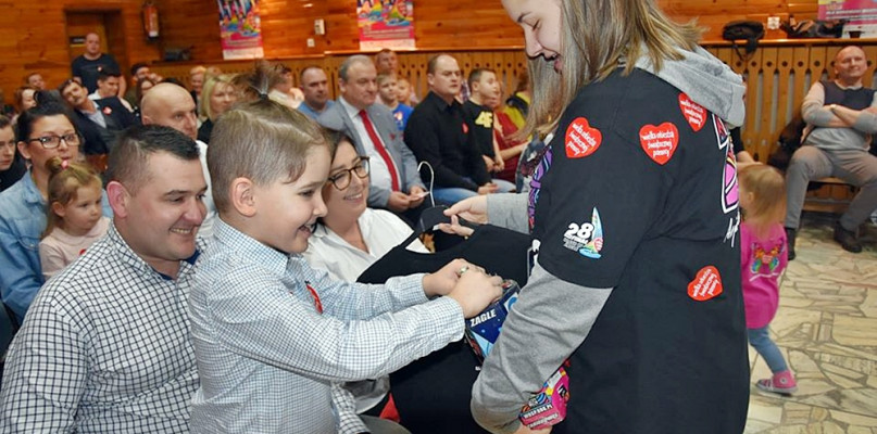 W Gminnym Domu Kultury orkiestrowe puszki zapełniały się szybko [Foto: UG Sochocin]