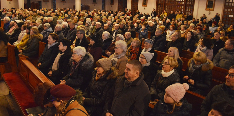 Kościelne ławki wypełniły się niemal w całości, kiedy w płońskim kościele rozbrzmiewały najbardziej znane kolędy i piosenki bożonarodzeniowe [Foto: DT]