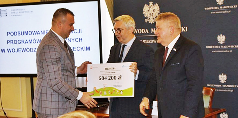 Wójt Kamil Koprowski odebrał promesę podpisaną przez Kazimierza Kuberskiego, podsekretarza stanu w Ministerstwie Rodziny, Pracy i Polityki Społecznej [Foto: UG Załuski]