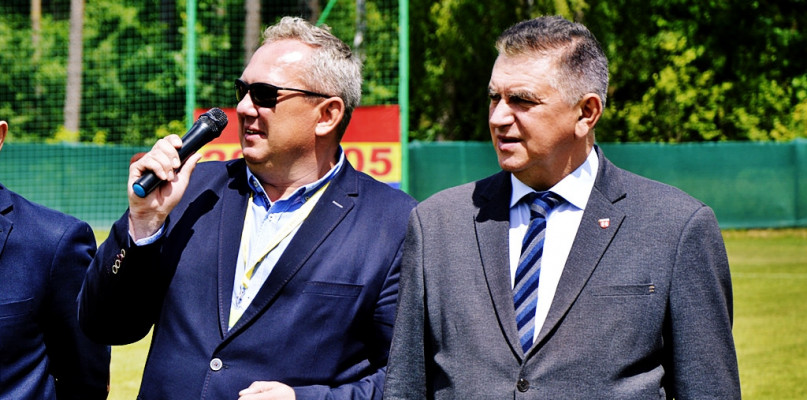 Prezes Tomasz Rembecki (z lewej) liczy na dalszą dobrą współpracę z miastem, co jego zdaniem powinno zaprocentować dobrymi wynikami w piłce dziecięcej, młodzieżowej oraz tej dorosłej [Foto: Redakcja/Archiwum] 