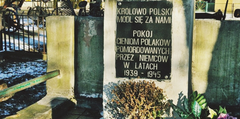 Obóz pracy w Gralewie mieścił się w nieistniejącym już dziś budynku szkoły powszechnej. Funkcjonował tam w latach 1940-1943. W tym okresie przeszło przez obóz około 5 tys. więźniów. Dokładna liczba ofiar nie jest znana. Pamięcią po obozie jest odsłonięta w sierpniu 1947 roku figura Matki Bożej umieszczona na postumencie, na którym umieszczono stosowny, pamiątkowy napis [Foto: forum.tradytor.pl]