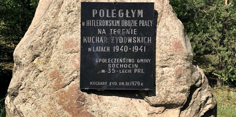 Podczas drugiej wojny światowej w Kucharach Żydowskich funkcjonował nazistowski obóz pracy przymusowej. Przebywali w nim więźniowie pochodzenia żydowskiego. W 1979 r. w miejscu dawnego obozu został odsłonięty pomnik ku czci ofiar [Foto: jewishplock.eu]