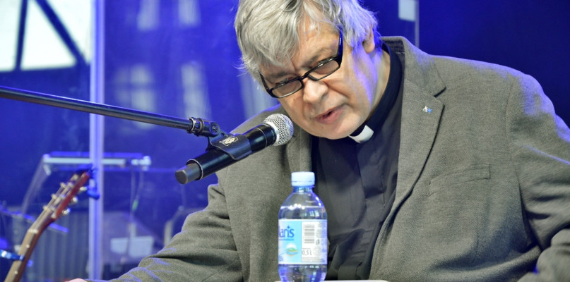 Śp. ks. Piotr Pawlukiewicz na spotkaniu z młodzieżą w Płońsku [Foto: DT]